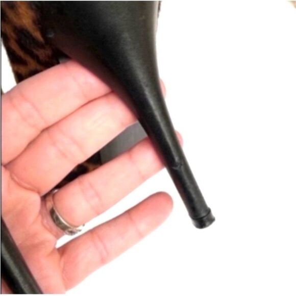Stuart Weitzman Leopard Print Calf Hair Pumps 7 - Picture 6 of 10